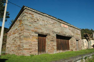 Antigua construcción ligada a la línea de tren