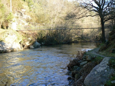 Río Eo. Couto de Piago Maior coa súa ponte colgante.